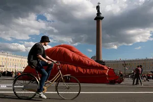 آماده سازی بالون هوای گرم برای پرواز در سن پترزبورگ، روسیه