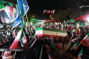 مراسم وداع با پیکر مادر شهیدان افراسیابی در چهارراه نبرد خیابان پیروزی