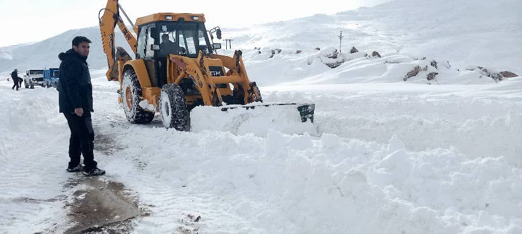 تخت سلیمان در محاصره برف سنگین/ زمستانی تماشایی با بیش از نیممتر برف تخت سلیمان در محاصره برف سنگین/ زمستانی تماشایی با بیش از نیممتر برف