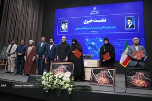 تجلیل از خانواده شهدای جنگ رمضان توسط محمدامین آقامیری، دبیر شورای عالی و رئیس مرکز ملی فضای مجازی