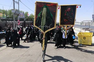 پیاده روی زائرین اربعین حسینی به یاد رهبر شهید انقلاب