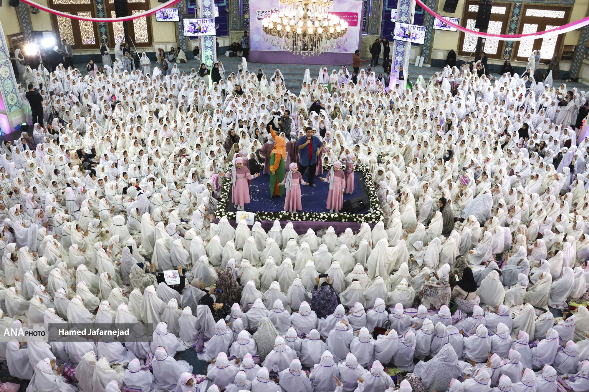 ۳۵۰۰ دانش‌آموز دختر در جشن تکلیف مناطق ۱۱ و ۱۷ تهران وارد دنیای مسئولیت‌های دینی شدند