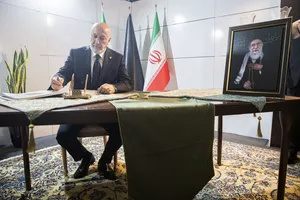 امضای دفتر یادبود توسط نزار محمد سعید آمیدی رییس جمهور عراق 