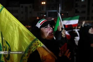 مراسم وداع با شهدای ناوشکن دنا و حمایت از نیروهای مسلح با حضور دکتر بیژن رنجبر و دانشگاهیان دانشگاه آزاد اسلامی استان تهران و اقشار مختلف مردم - میدان فردوسی تهران