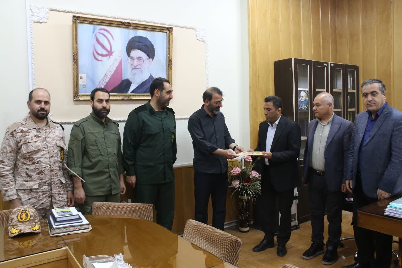 تجلیل مسئولان سپاه شهرستان میانه از استادان دانشگاه آزاد اسلامی تجلیل مسئولان سپاه شهرستان میانه از استادان دانشگاه آزاد اسلامی