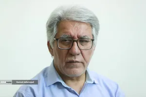 رضا مجیدزاده پژوهشگر حوزه اقتصاد و نویسنده در نشست خبری دومین جایزه استاد عالی نسب