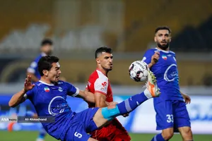 تیم&zwnj;های فوتبال استقلال و پرسپولیس امروز (چهارشنبه) در چارچوب هفته پنجم لیگ برتر به مصاف هم رفتند که این دیدار به تساوی یک - یک انجامید.