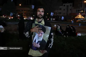 مراسم وداع با شهدای ناوشکن دنا و حمایت از نیروهای مسلح با حضور دکتر بیژن رنجبر و دانشگاهیان دانشگاه آزاد اسلامی استان تهران و اقشار مختلف مردم - میدان فردوسی تهران