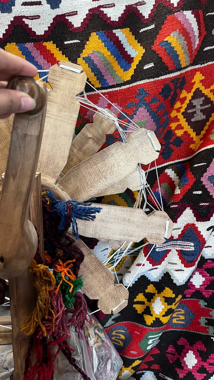 وقتی دانش رنگ و ریسندگی به کمک هنر می‌آید/فناوری بومی چگونه به داد فرش البرز رسید؟