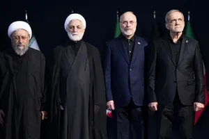 مسعود پزشکیان رییس جمهور،محمدباقر قالیباف رییس مجلس ،حجت الاسلام محسنی اژه ای رییس قوه قضاییه و آیت الله صادق آملی لاریجانی رییس مجمع تشخیص مصلحت نظام در مراسم ادای احترام مقامات و مسئولان خارجی به پیکر امام شهید 
