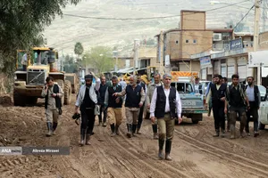 کمک رسانی شهید محمدمهدی طهرانچی دانشمند هسته ای در مناطق سیل زده لرستان پلدختر در سال 1398 همراه گروه های جهادی