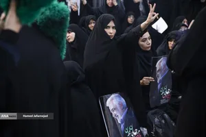 تشییع و تدفین پیکر مطهر دانشمند هسته&zwnj;ای شهید محمدمهدی طهرانچی رییس دانشگاه آزاد اسلامی و همسر گرانقدرش شهیده مژگان قراویری در حرم حضرت عبدالعظیم حسنی(ع)