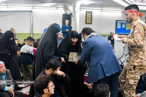 تجلیل از خانواده شهدا در مراسم بیستمین یادواره ۸۴ شهید محله نبرد تهران 