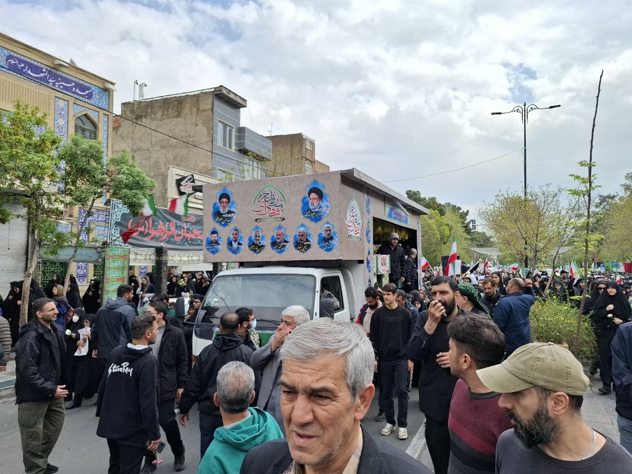 آغاز تشییع پیکر پاک ۱۲ شهید جنگ رمضان در محله ۱۳ آبان آغاز تشییع پیکر پاک ۱۲ شهید جنگ رمضان در محله ۱۳ آبان