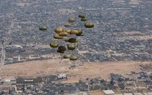 مردم گرسنه غزه برای رسیدن به کمک&zwnj;های غذایی، کیلومترها پیاده&zwnj;روی می&zwnj;کنند