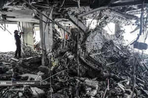 تصاویری از منزل مسکونی و محل شهادت دکتر محمدمهدی طهرانچی، دانشمند هسته ای و رئیس دانشگاه آزاد اسلامی،به همراه همسرش در مجتمع اساتید، میدان کتاب در حمله رژیم صهیونی به برخی مناطق و منازل مردم، شهروندان و دانشمندان هسته ای کشورمان در جریان جنگ تحمیلی دوازده روزه