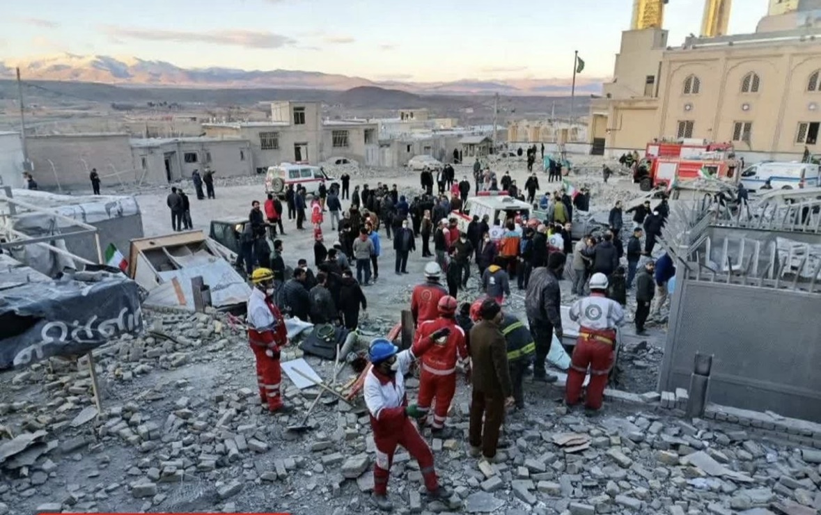 حسینیه اعظم زنجان در پی حمله هوایی دشمن آسیب دید حسینیه اعظم زنجان در پی حمله هوایی دشمن آسیب دید