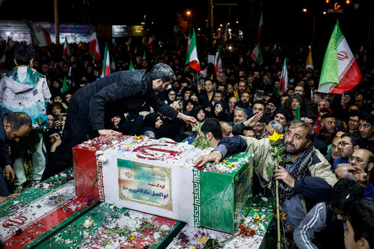 وداع با پیکرهای خانوادگی شهیدان شادکامی در چهارراه نظام‌آباد