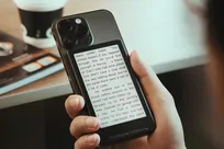 کتابخوان مغناطیسی ایکس‌تینک به پشت گوشی‌های هوشمند متصل می‌شود