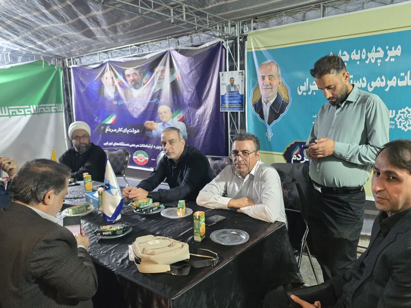 برپایی میز خدمت دانشگاه آزاد اسلامی واحد شیراز برپایی میز خدمت دانشگاه آزاد اسلامی واحد شیراز