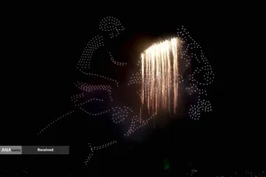 نمایش پهپاد و آتش بازی در آسمان بمناسبت جشن روز باستیل و شروع المپیک در نزدیکی برج ایفل، پاریس