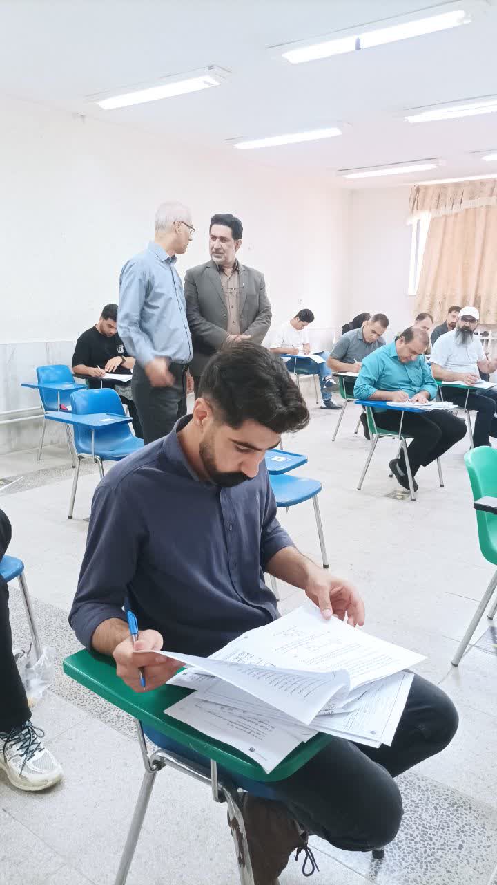 بازدید رئیس دانشگاه آزاد مرودشت از روند برگزاری امتحانات پایان‌ترم دانشجویان تحصیلات تکمیلی