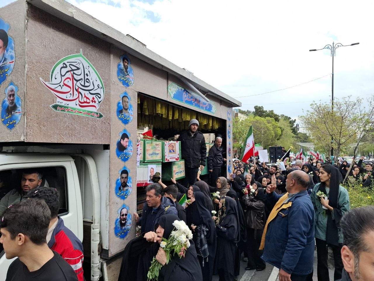 آغاز تشییع پیکر پاک ۱۲ شهید جنگ رمضان در محله ۱۳ آبان آغاز تشییع پیکر پاک ۱۲ شهید جنگ رمضان در محله ۱۳ آبان