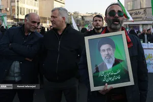 بیعت مردم با آیت&zwnj;الله سید مجتبی خامنه&zwnj;ای سومین رهبر جمهوری اسلامی ایران