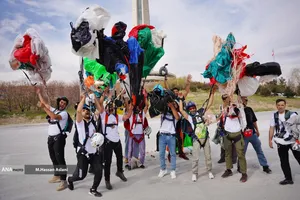  پرش چتربازان از برج میلاد به مناسبت ۱۲ فروردین 