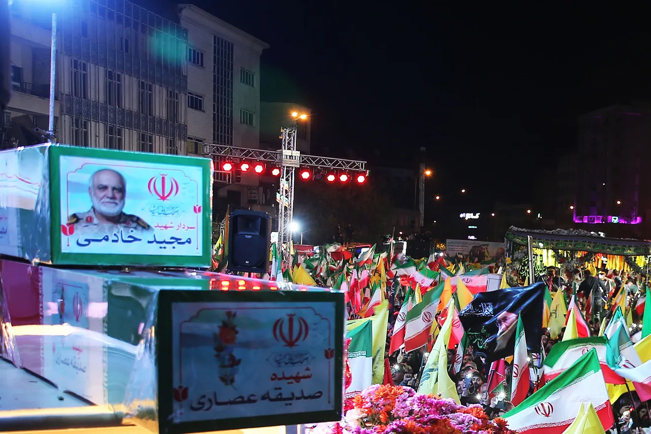 اجتماع مردمی در حمایت از رزمندگان اسلام و وداع با پیکر مطهر شهید خادمی - میدان انقلاب