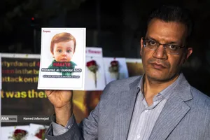 بازدید خبرنگاران خارجی از آثار به&zwnj;جامانده از حمله موشکی رژیم صهیونیستی به ساختمان شیشه ای صدا و سیما که در تاریخ ۲۴ تیرماه صورت گرفت