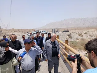بازدید معاون اجرایی رئیس‌جمهور و وزیر نیرو از تونل و پل مورد حمله واقع شده هرمزگان