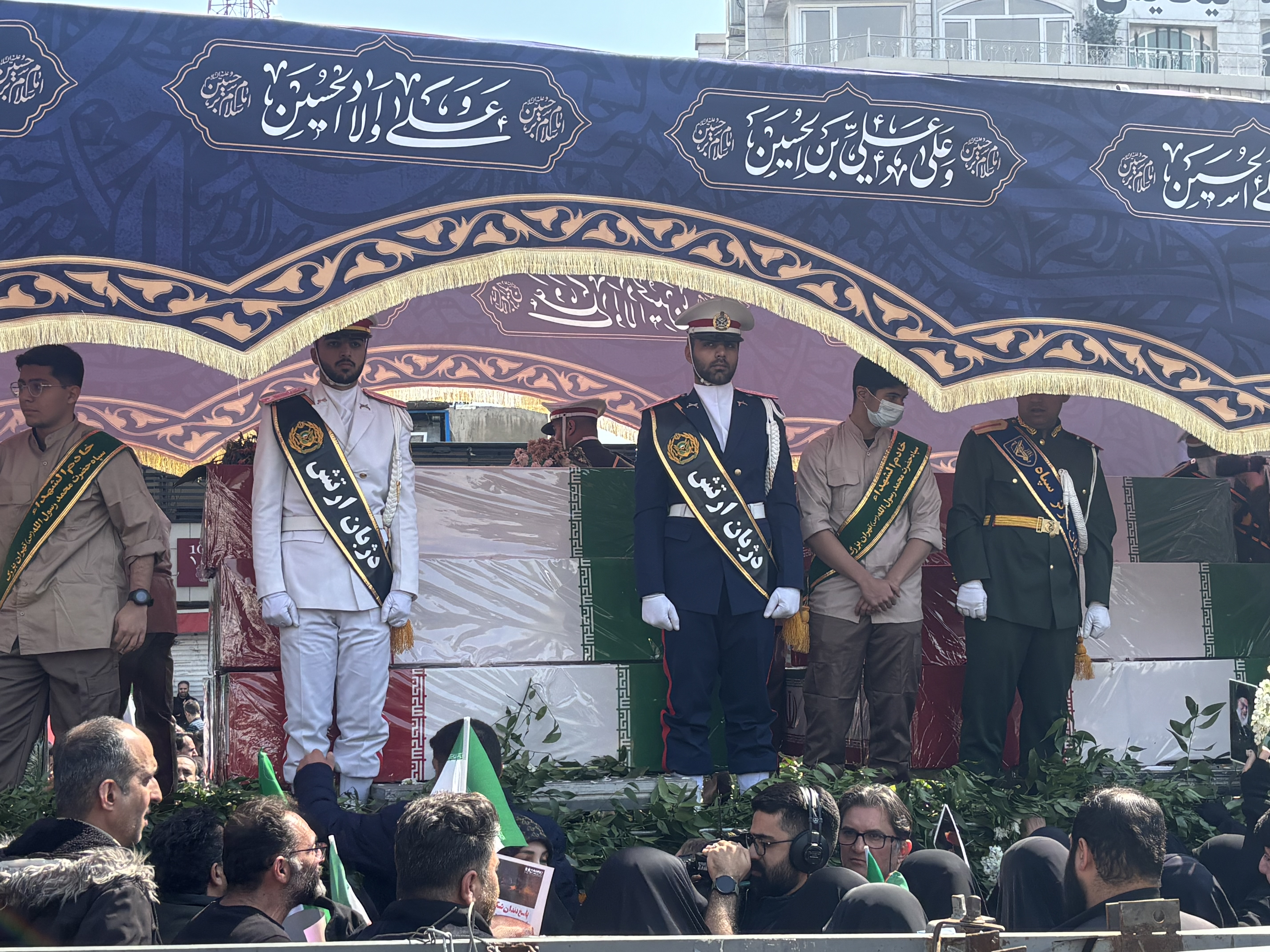 آغاز تشییع پیکر شهید لاریجانی و ۸۴  قهرمان ناوشکن دنا / وداع مردم تهران با سرداران دریا و میدان+ فیلم و عکس