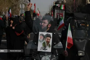 بیعت مردم با آیت&zwnj;الله سید مجتبی خامنه&zwnj;ای سومین رهبر جمهوری اسلامی ایران