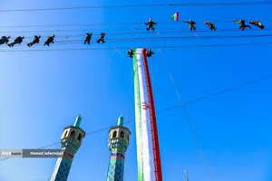 انجام حرکات رزمی و نمایشی در حاشیه مراسم آیین اعطای نشان فداکاری ارتش به پنج تن از خانواده&zwnj;های شهدا