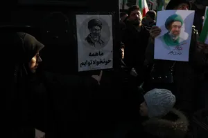 بیعت مردم با آیت&zwnj;الله سید مجتبی خامنه&zwnj;ای سومین رهبر جمهوری اسلامی ایران