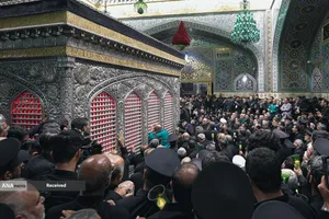 مراسم طواف پیکر رهبر شهید انقلاب بر گرد ضریح مطهر امام رضا(ع)