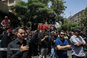 آیین خیمه سوزان عاشورا در چهارراه گلوبندک تهران
