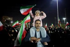 وداع با پیکر شهدای ناوشکن دنا در میدان دریاچه
