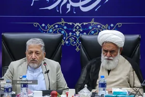 دکتر بیژن رنجبر رئیس دانشگاه آزاد اسلامی و آیت&zwnj;الله علی اکبر رشاد رئیس هیئت حمایت از کرسی های نظریه پردازی