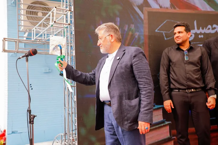 نواختن زنگ آغاز سال تحصیلی توسط دکتر رنجبر در مدرسه سما شهرستان لامرد