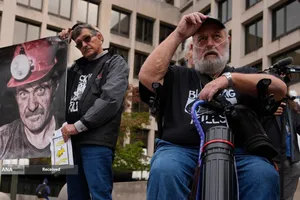 کارگران معدن زغال سنگ مبتلا به بیماری ریه سیاه با دولت ترامپ در مورد لغو حمایت&zwnj;های ایمنی مبارزه می&zwnj;کنند