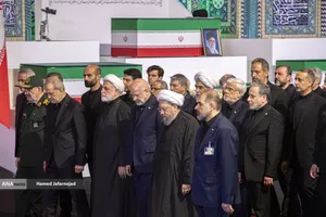 ادای احترام مقامات و مسئولان خارجی به پیکر امام شهید 