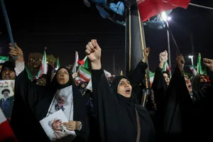 وداع با پیکر شهدای ناوشکن دنا در میدان دریاچه