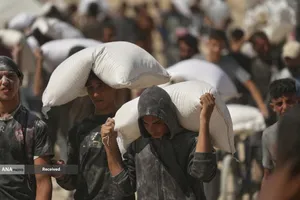 مردم گرسنه غزه برای رسیدن به کمک&zwnj;های غذایی، کیلومترها پیاده&zwnj;روی می&zwnj;کنند