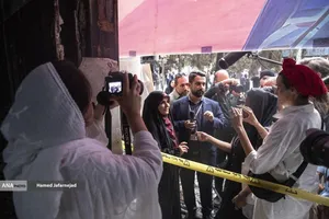 بازدید خبرنگاران خارجی از آثار به&zwnj;جامانده از حمله موشکی رژیم صهیونیستی به ساختمان شیشه ای صدا و سیما که در تاریخ ۲۴ تیرماه صورت گرفت