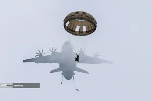 فرود چترباز فرانسوی از یک هواپیمای A400M در طی یک تمرین نظامی در مقیاس بزرگ به نام "اوریون" در کستر فرانسه