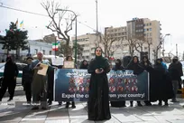 تجمع خانواده‌های قربانی و آسیب دیده از جنایت‌های گروهک‌های تروریستی در مقابل سفارت آلمان