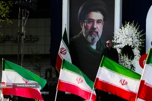 بیعت مردم با آیت&zwnj;الله سید مجتبی خامنه&zwnj;ای سومین رهبر جمهوری اسلامی ایران