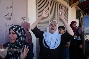 حملات اسرائیل به غزه حداقل ۱۶ کشته برجای گذاشت، در حالی که جهان منتظر پاسخ حماس به طرح صلح ترامپ است